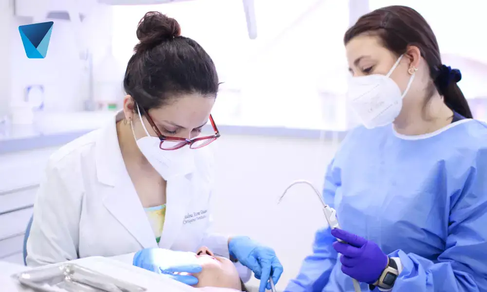 Imagen destacada del artículo: Formas en que la azucar alta en sangre puede afectar tu salud bucodental