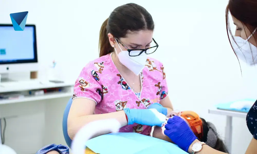 Imagen destacada del artículo: Los odontopediatras cuidan la salud dental de tus niños