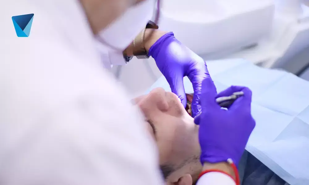Imagen destacada del artículo: ¿Cómo eliminar el sarro entre dientes?