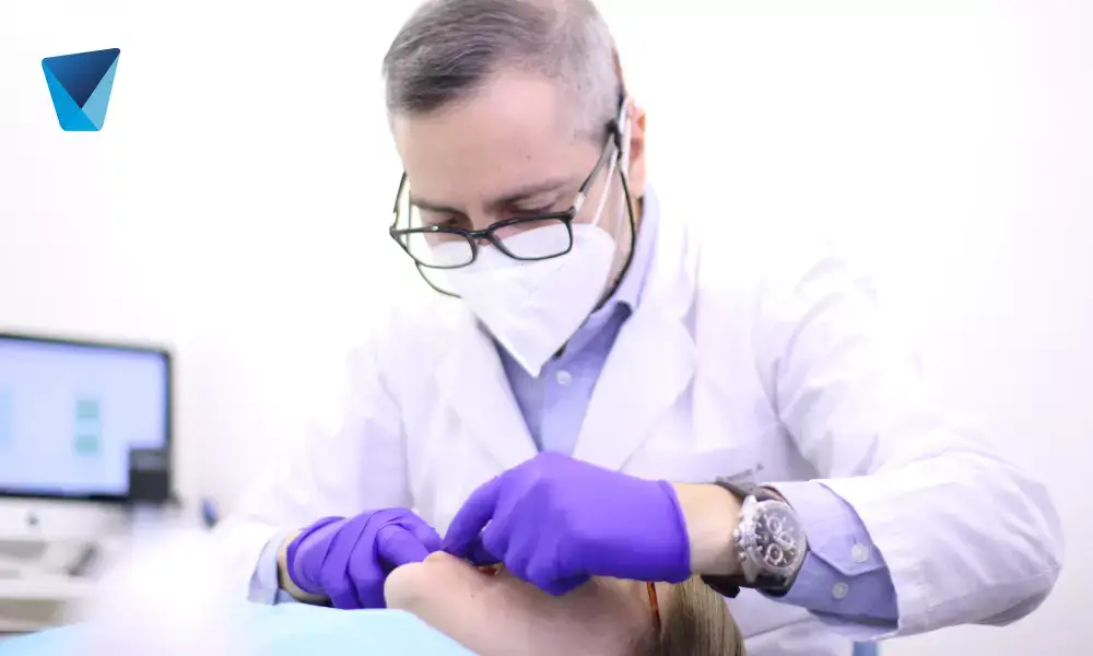 Imagen destacada del artículo: Síntomas que indican que debes ir al dentista de urgencias